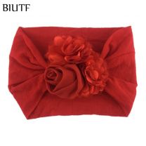 Ljubki trakec z vrtnico, raztegljiv, primeren za vse starosti.