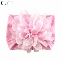 Ljubki traki z rožico, prilagodljivi za vse starosti.