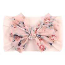 Trak s pisano pentljo, raztegljiv, primeren za vse starosti.